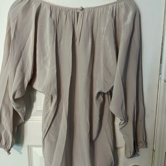 Lot of small blouses. - Picture 4 of 16